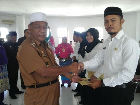 Wabup Rohil  Serahkan SK CPNS Kepada 53 Guru Bantu 